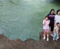 STRAVIČNI VRISAK ODJEKNUO OBALOM Majka pozirala sa decom, a onda je ćerka nestala u talasima, snimak ledi krv u žilama! (VIDEO)