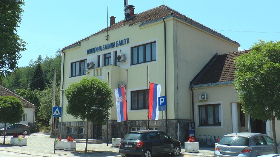 TUGA OKOVALA BAJINU BAŠTU Grad prazan, građani žale za žrtvama monstruma koji je presudio sinčiću i ženi (FOTO)