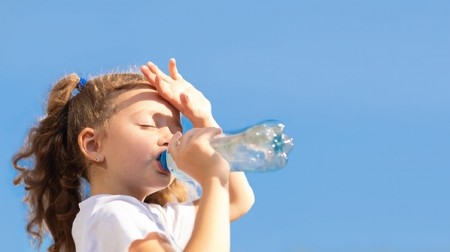 SIMPTOMI TOPLOTNOG UDARA KOD DECE  Evo kako ga prepoznati i reagovati na vreme