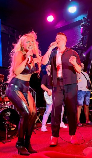 PREMIJERA NA MORU Maja Berović i Sloba Radanović prvi put uživo izveli duet i raspametili publiku, on joj pred nastup glumio obezbeđenje