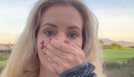 SAMO JE HTELA DA SE OKUPA Žena opušteno plivala u moru, a onda je u ustima osetila ovo, želudac joj se okrenuo!