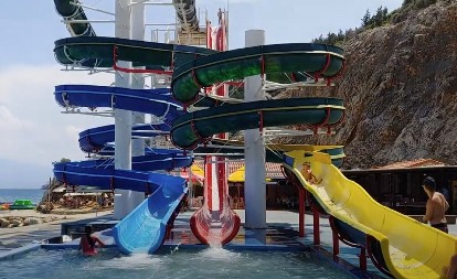 OTAC DRŽAO BEBU U RUKAMA, PA MU ISPALA Detalji pogibije devojčice u akva-parku na Jadranskom moru