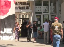 JEZIVI PRIZORI ISPRED VISOKE ZDRAVSTVENE ŠKOLE Uprava im učinila uslugu izbacujući ih napolje, jer bi se u suprotnom svi ZARAZILI! (FOTO)