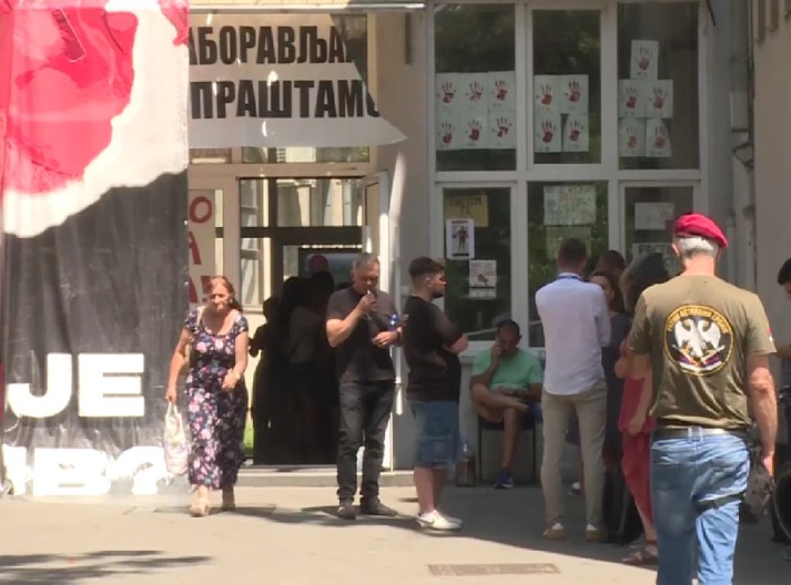 JEZIVI PRIZORI ISPRED VISOKE ZDRAVSTVENE ŠKOLE Uprava im učinila uslugu izbacujući ih napolje, jer bi se u suprotnom svi ZARAZILI! (FOTO)