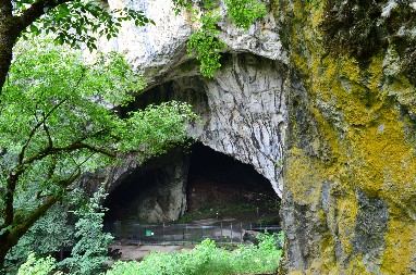 POBEGNITE OD VRUĆINE U ČUDESAN PODZEMNI SVET Otkrijte pećine Srbije - savršen izlet za sve generacije!