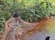 MEŠTANI MISLILI DA JE GRANJE, A ONDA SE POMERILO Džinovska zver od 6 metara vrebala iz potoka, prizor ledi krv u žilama! (VIDEO)