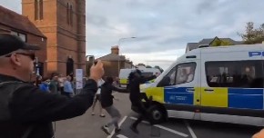 BRUTALNI SUKOBI U EVROPSKOM GRADU, ULICE PRETVORENE U RATNU ZONU Policija na nogama, imaju hitan zadatak (FOTO/VIDEO)