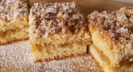 KOLAČ SA JABUKAMA I PAVLAKOM U isto vreme hrskav i mekan kao duša, pola pleha nestane dok trepnete