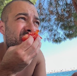 HRVATIMA SMETA I PAŠTETA! IZVREĐALI SRPSKOG GLUMCA NA PLAŽI "Vidi seljačine", a on im se još ulizuje!