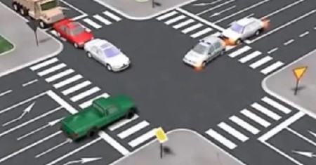 OVA SAOBRAĆAJNA DILEMA JE ZBUNILA I NAJISKUSNIJE VOZAČE Ko prolazi prvi na raskrsnici, a ko mora da čeka? (VIDEO)