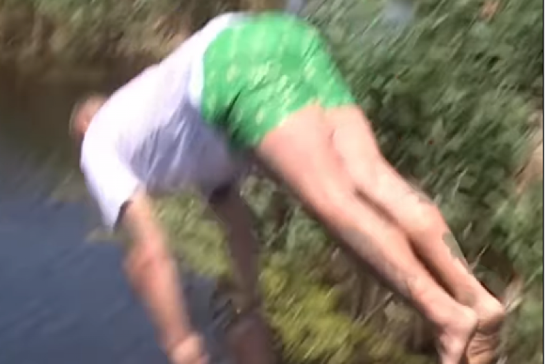 ''JE L' OVAJ ČOVEK NORMALAN?'' Obučen Kristijan Golubović skočio u reku sa mosta, narod gleda i krsti se (VIDEO)