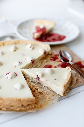 TART SA BELOM ČOKOLADOM MILUJE NEPCA Kremasti desert osvojiće i one koji ne vole slatko