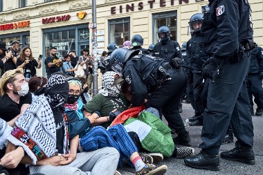POGLEDAJTE SNIMAK IZ BERLINA Evo kako policija postupa prema novinarima koji izveštavaju sa protesta za Palestinu (VIDEO)