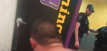 NEVEROVATNA DRAMA U TERETANI Go muškarac izazvao haos, policija ga pronašla u šokantnom stanju! (VIDEO)