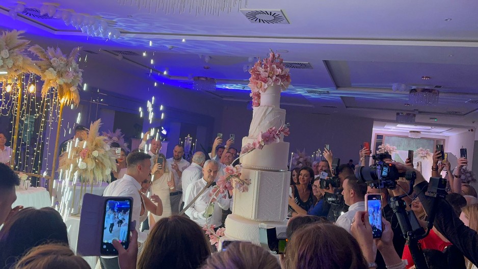 BEBI-BUM NA ESTRADI Nakon Milice Todorović, još jedna pevačica potvrdila da je trudna: &#034;Naše malo čudo je na putu&#034;