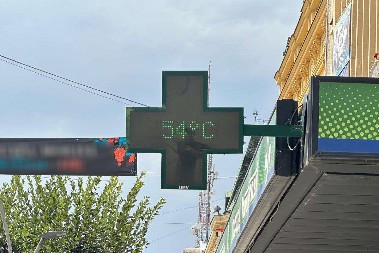 U CENTRU OVOG GRADA U SRBIJI IZMERENO NEVEROVATNIH 54 STEPENA, SVE GORI "Kad sam izašao iz kuće, kao da sam ušao u vrelu rernu" (FOTO)