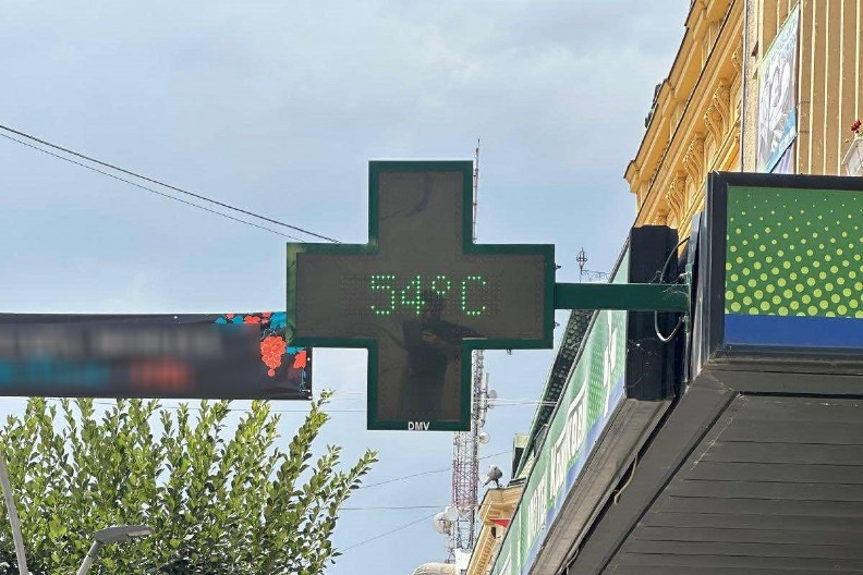 U CENTRU OVOG GRADA U SRBIJI IZMERENO NEVEROVATNIH 54 STEPENA, SVE GORI "Kad sam izašao iz kuće, kao da sam ušao u vrelu rernu" (FOTO)