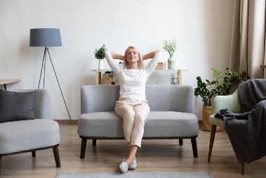 DOM JE ZAGUŠLJIV? Stalno provetravate, ali ne pomaže, evo kako da osvežite prostor za čas