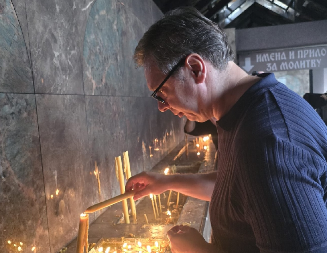 VUČIĆ ZAPALIO SVEĆU U MANASTIRU TUMANE I PORUČIO: "Uz naš rad i trud i Božiju pomoć savladaćemo sve prepreke"