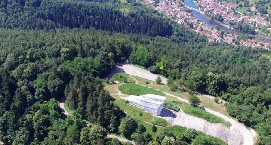 POLOŽENI VENCI Na Banj brdu obeleženo 84 godina od ustanka naroda u BiH protiv fašizma