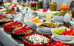 LUKAVA MAJKA DVOJE DECE SE DOSETILA „Ušunjala sam se u Ol-inkluziv, jela i pila za džabe!“