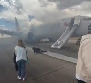 HOROR NA AERODROMU, ZAPALIO SE AVION PRI POLETANJU Putnici iskakali i padali po pisti u Denveru (VIDEO)