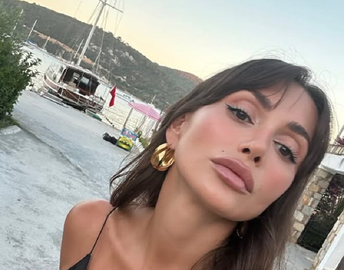 BEZ TRUNKE ŠMINKE! Emina Jahović izdanjem iznenadila sve, pevačica pokazala pravo lice (FOTO)