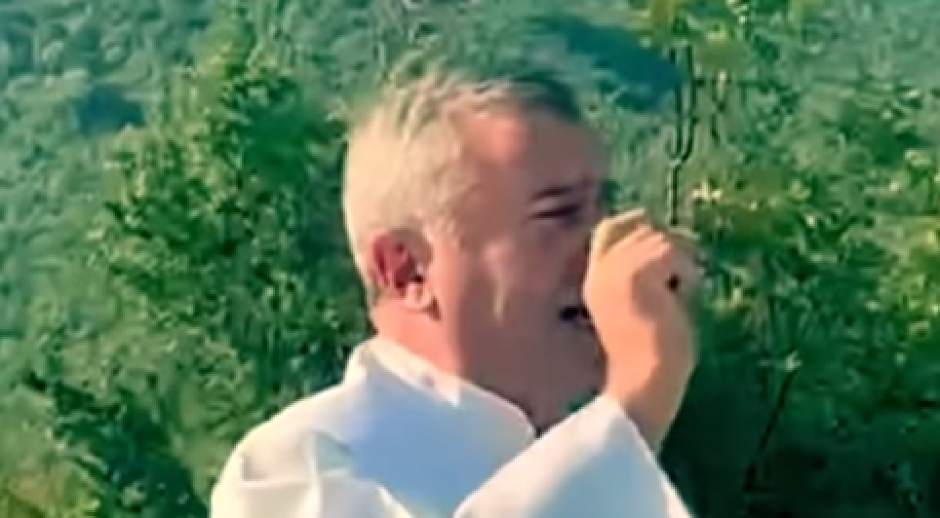 SABLASNE SCENE NA RUŠEVINAMA SRPSKOG MANASTIRA: Rimokatolički sveštenik Fran Koljaj neovlašćeno služio obred i uzvikivao nacionalističke parole