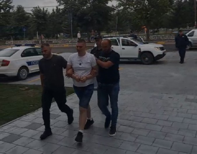 UZVIKIVAO "ALAHU EKBER" DOK GA PRIVODE! Šokantan snimak hapšenja blokadersko-mudžahedinskog ekstremiste! (VIDEO)