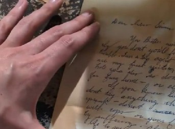 ZASTRAŠUJUĆE OTKRIĆE U PODRUMU Renovirala kuću, pa pronašla preteća pisma, sadržaj ledi krv u žilama! (VIDEO)