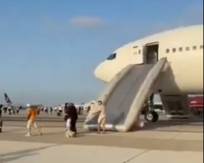 DRAMA U ANTALIJI Putnici evakuisani iz aviona toboganima (VIDEO)