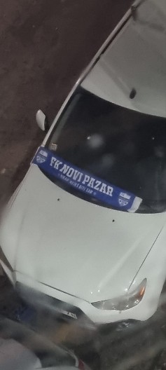 HULIGANI DIVLJALI ISPRED PROSTORIJA SNS U KRALJEVU Navijači FK Novi Pazar  skandirali "Kraljevo Sandžak"!