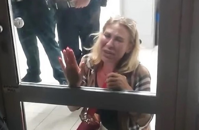 JEZIVA SCENA NA AERODROMU Žena vrištala, lupala na vrata i molila da je puste da uđe u avion, snimak otkrio šokantnu istinu! (VIDEO)