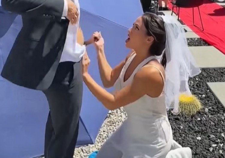 DA LI JE OVO NAJLUĐE VENČANJE IKADA? Mlada klekla, kum se skinuo – mladoženja zanemeo kad ih je video! (VIDEO)