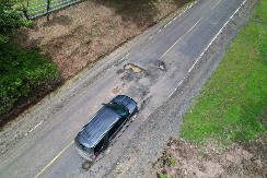 DRAMA NA PUTU Kamera snimila jeziv trenutak propadanja automobila u džinovsku rupu koja se otvorila u sekundi - prizor je uznemiravajući