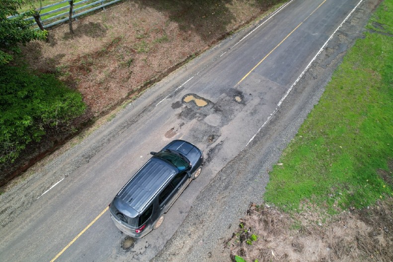 DRAMA NA PUTU Kamera snimila jeziv trenutak propadanja automobila u džinovsku rupu koja se otvorila u sekundi - prizor je uznemiravajući