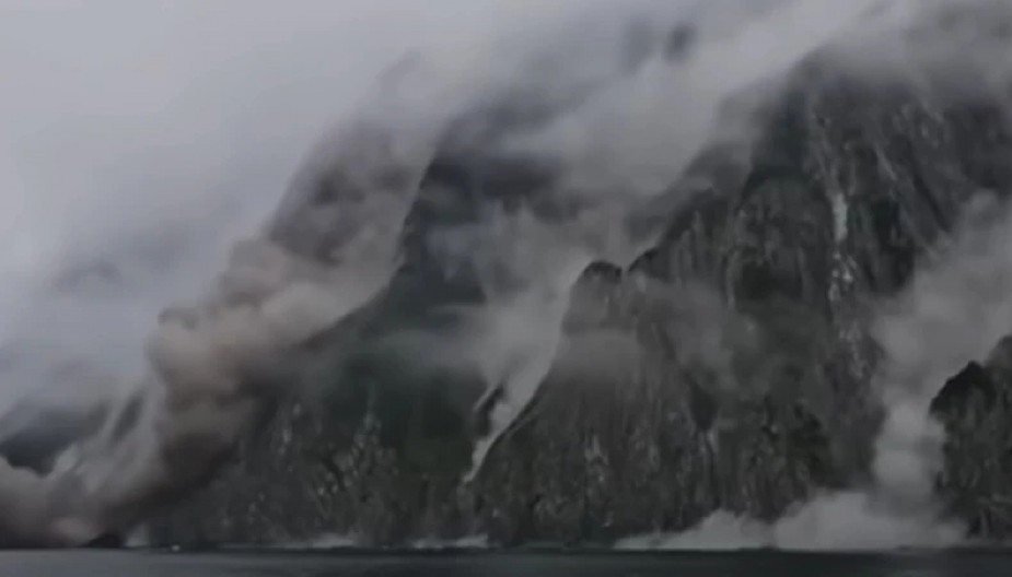 ZEMLJA SE CEPA, LITICE PADAJU U OKEAN Apokaliptični snimci iz Rusije tokom zemljotresa jačine 8,8 Rihtera (VIDEO)