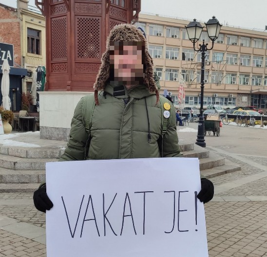 BLOKADNI TERORISTA VELJKO RAKOVIĆ PORUČUJE Mi imamo pravo da kamenujemo, da gađamo flašama, mi imamo pravo na sve! (FOTO/VIDEO)