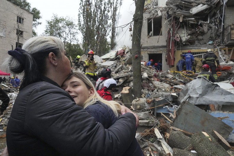 CRVENO NEBO NAD KIJEVOM, RUSI ZASULI RAKETAMA I DRONOVIMA! Raste broj poginulih