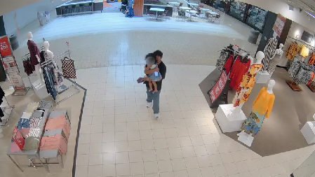 MUŠKARAC OTEO DEVOJČICU (3) U TRŽNOM CENTRU Kamere zabeležile jeziv trenutak (VIDEO)