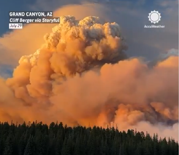 VATRENI OBLACI PREKRIVAJU NEBO! Kuće prekrivene pepelom, ljudi se spremaju za evakuaciju u Americi (VIDEO)
