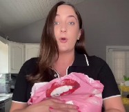 10 GODINA NIJE NI PIPNULA PAKET, A ONDA ŠOK Žena godinama čuvala tuđu pošiljku, kad je videla šta je unutra, umalo se srušila! (VIDEO)