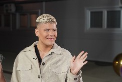 "KUKA DA U STANU NEMA KUPATILO, A PARE DAJE NA OVO" Uroš Stanić na meti žestokih kritika, društvene mreže gore (FOTO)