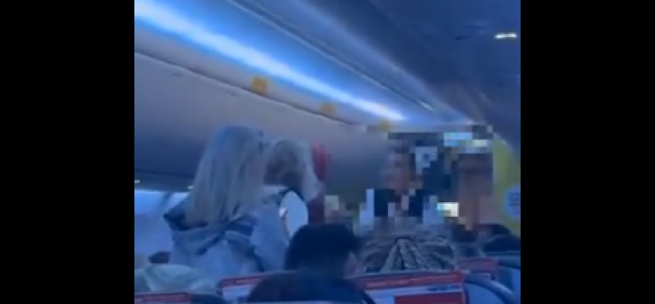 ŽENE USTALE SA SEDIŠTA U AVIONU PRE NEGO ŠTO SE MOTOR UGASIO Napravile su ozbiljnu grešku, pogledajte šta se desilo (VIDEO)