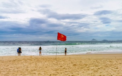 OVO SPASAVA ŽIVOT NA MORU Evo šta znače zelena, žuta, narandžasta ili crvena zastavica - obratite pažnju, važno je