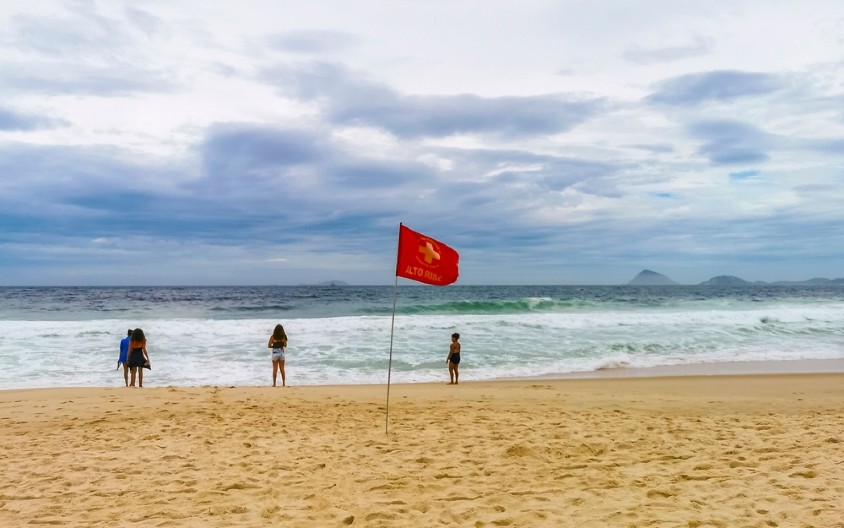 OVO SPASAVA ŽIVOT NA MORU Evo šta znače zelena, žuta, narandžasta ili crvena zastavica - obratite pažnju, važno je