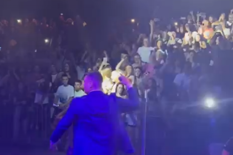 "KAD DARKO LAZIĆ PEVA, SVE GORI" Folker bukvalno zapalio atmosferu pred 10.000 ljudi! (FOTO/VIDEO)