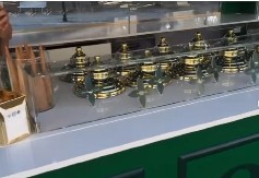 U MALOM GRADU U ITALIJI OTVORENA POSLASTIČARNICA SLAVNOG MODNOG BRENDA U ponudi su sladoledi neobičnog ukusa