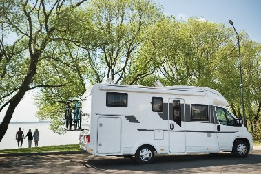 PAR NAPRAVIO ROMANTIČNU KUĆU IZ SNOVA OD ZAPUŠTENOG KAMPERA Ljudi na mrežama oduševljeni - "Kako ste to uspeli za samo 1000 evra?'"