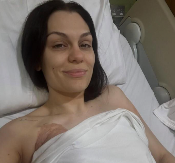 OPERISALA RAK DOJKE, PA OPET ZAVRŠILA U BOLNICI Pevačica otkrila detalje: "Teško dišem..."